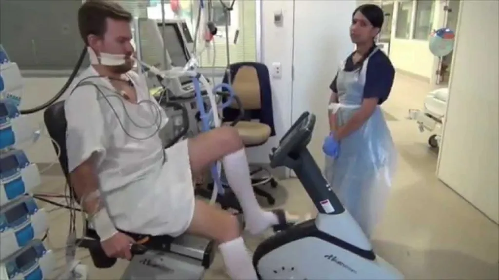 Síndrome de Guillain-Barré: Tratamiento 2 Paciente intubado realizando terapia física-Tratamiento del Síndrome de Guillain-Barré